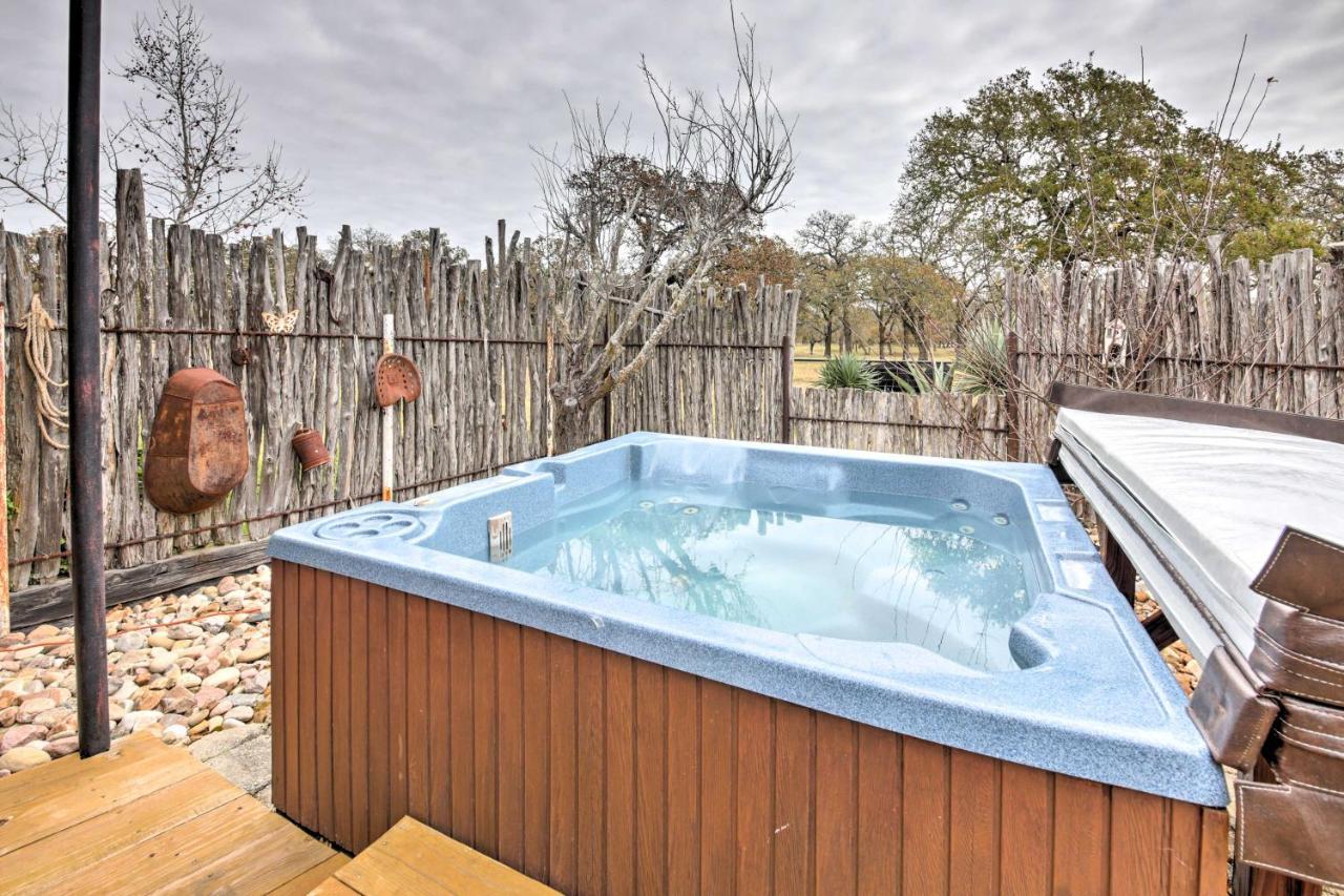 Ark Bunkhouse Fredericksburg Hideaway With Hot Tubヴィラ エクステリア 写真